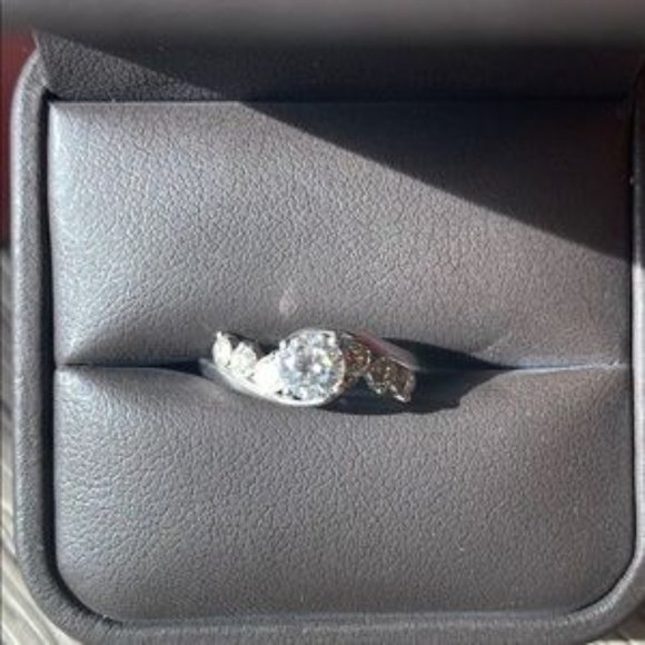 RARE, Stunning Kay Jewelers Leo Diamond Ring - Picture 6 of 6